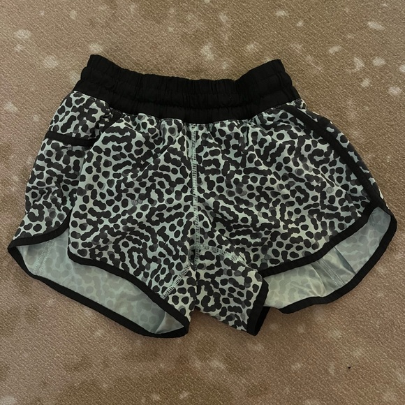 Lululemon size 4 speed ups, blue and black polkadot not sold anymore - Picture 1 of 4